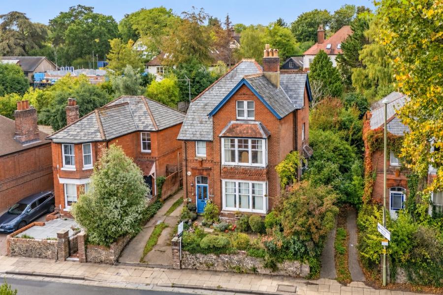 5 bedroom  detached house for sale