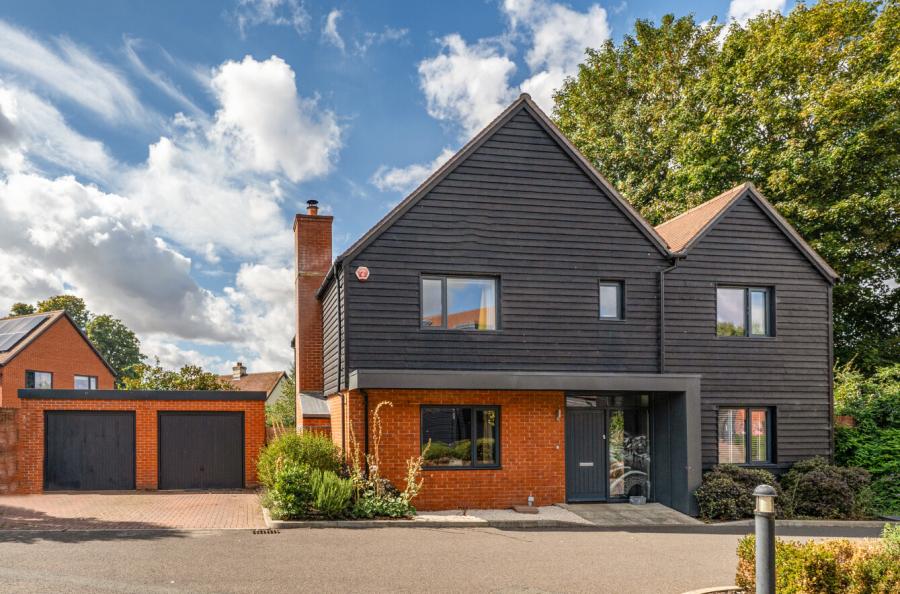 5 bedroom  detached house for sale