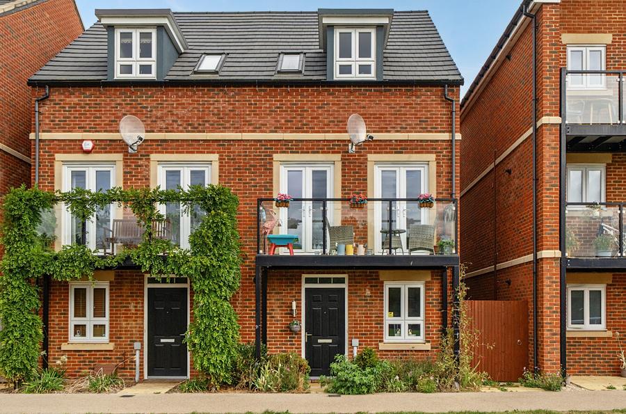 4 bedroom  semi-detached house for sale