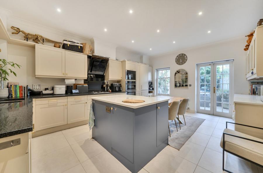 3 bedroom  terraced house for sale