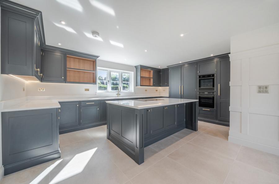 5 bedroom  detached house for sale