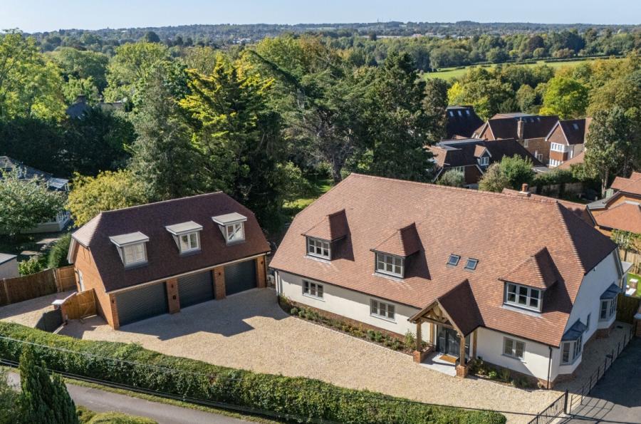 5 bedroom  detached house for sale