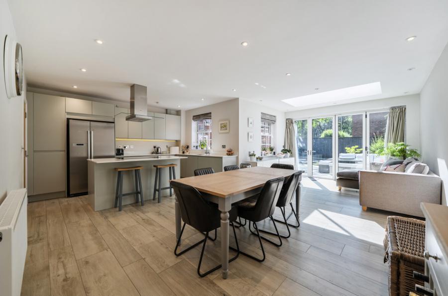 5 bedroom  semi-detached house for sale
