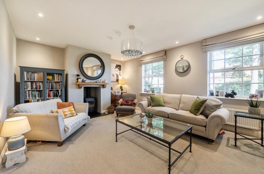 5 bedroom  semi-detached house for sale