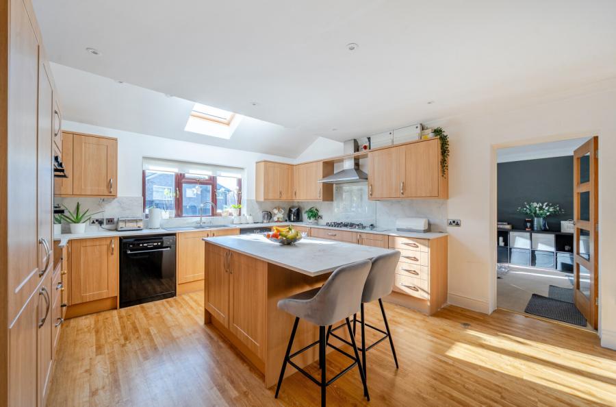 5 bedroom  detached house for sale