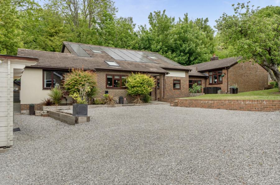 5 bedroom  detached house for sale