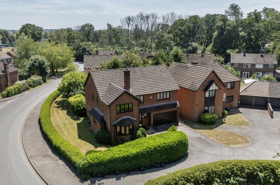 5 bedroom  detached house for sale