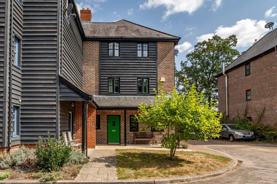 4 bedroom  semi-detached house for sale