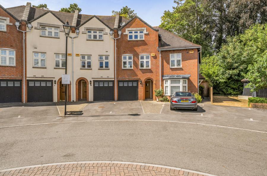 4 bedroom  terraced house for sale