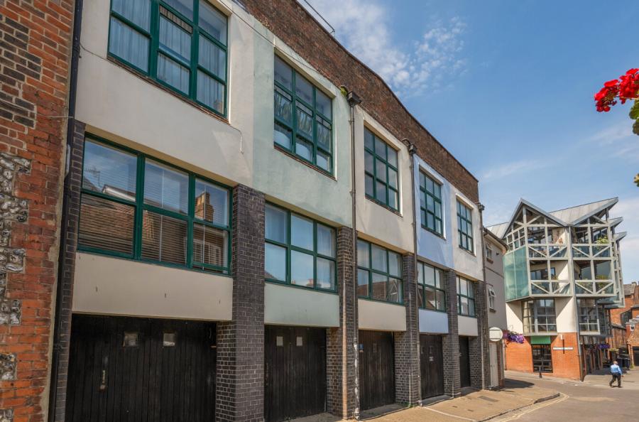 2 bedroom  terraced house for sale