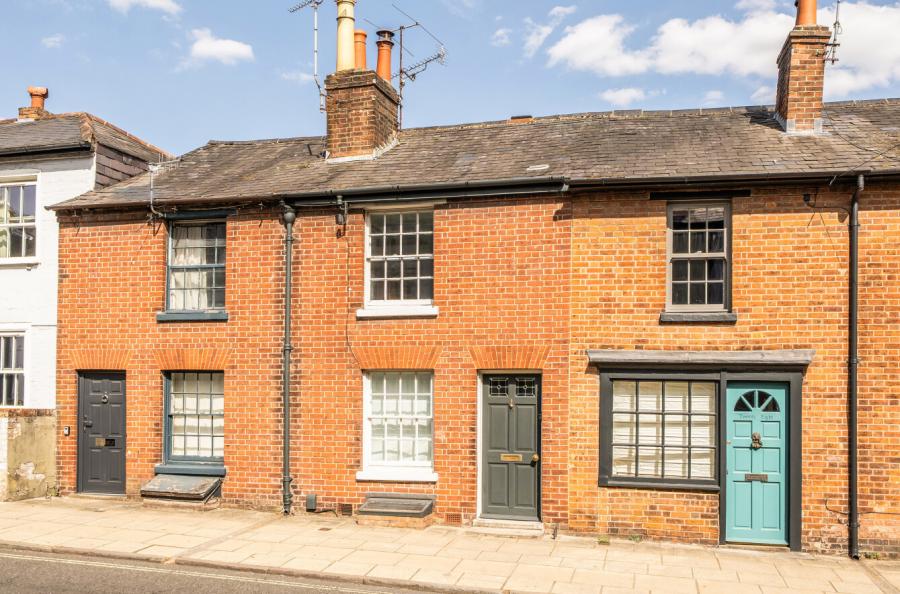 2 bedroom  terraced house for sale