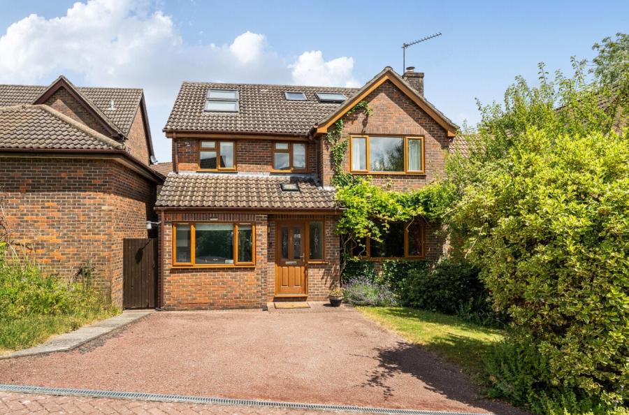 5 bedroom  detached house for sale