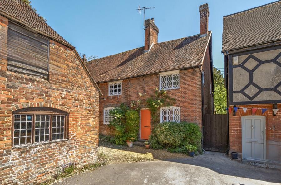 2 bedroom  terraced house for sale