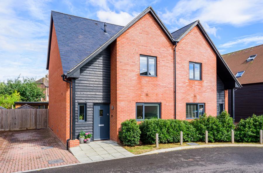 3 bedroom  semi-detached house for sale