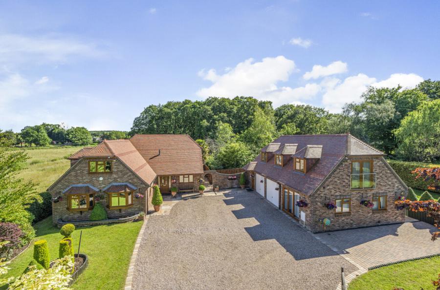 5 bedroom  detached house for sale