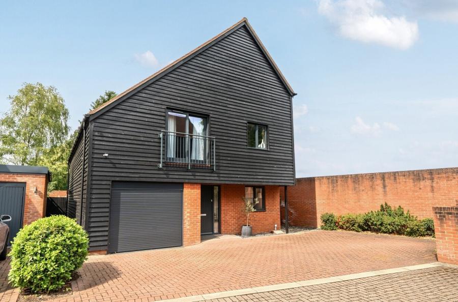 4 bedroom  detached house for sale
