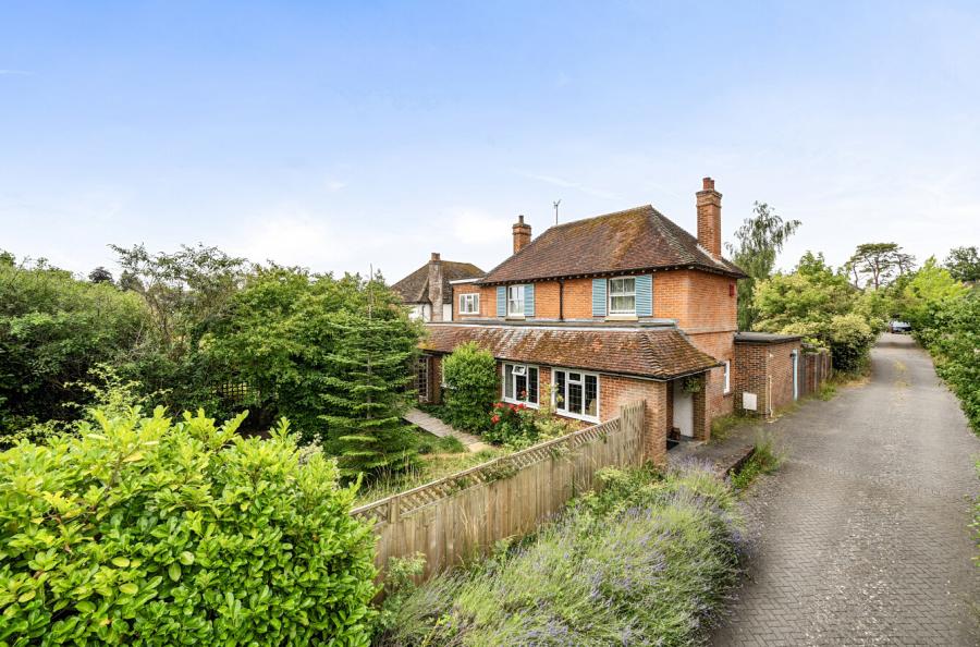 5 bedroom  detached house for sale