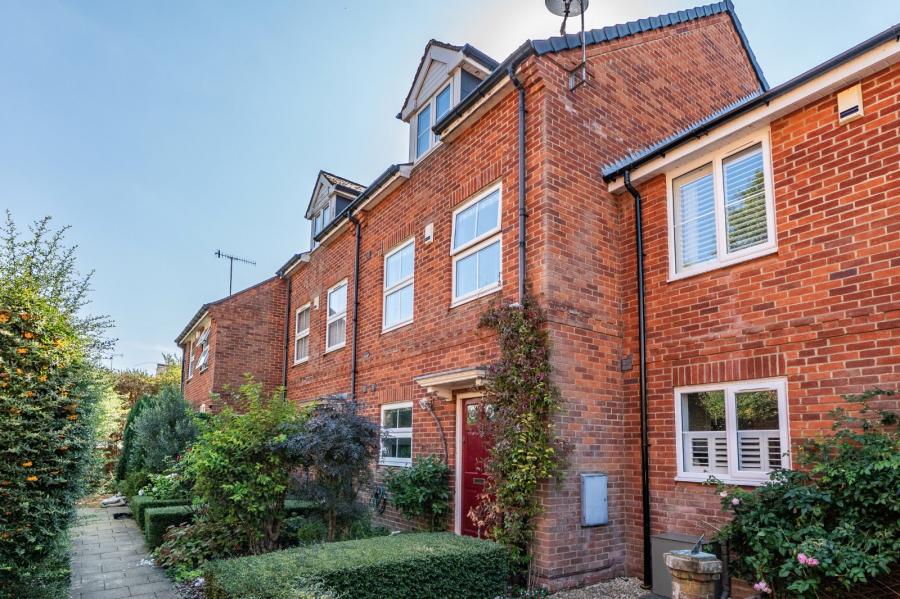 4 bedroom  terraced house for sale