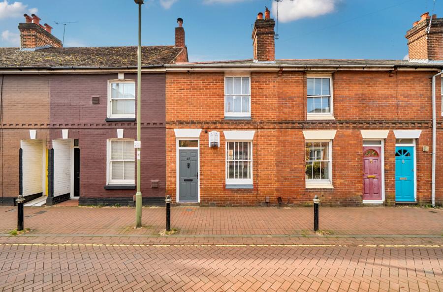 2 bedroom  terraced house for sale