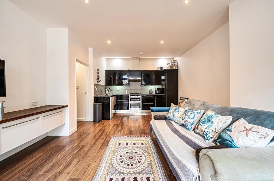 1 bedroom  semi-detached house for sale