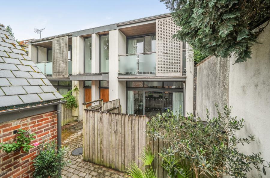 1 bedroom  semi-detached house for sale
