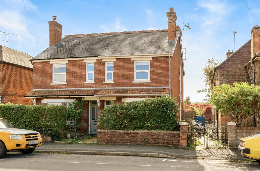 2 bedroom  semi-detached house for sale