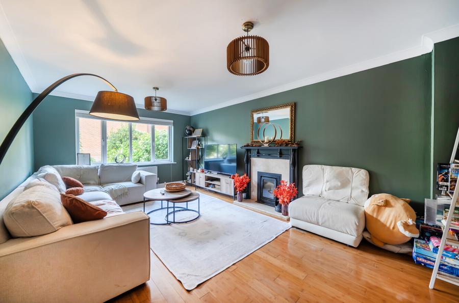 5 bedroom  detached house for sale