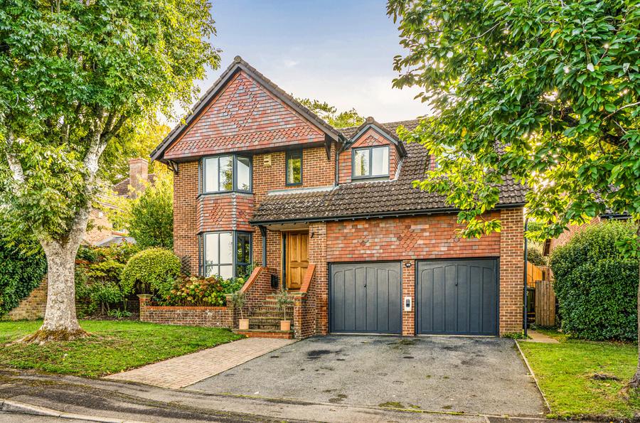 5 bedroom  detached house for sale