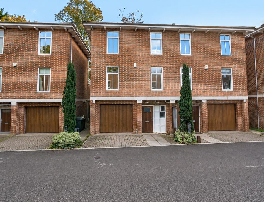 4 bedroom  semi-detached house for sale