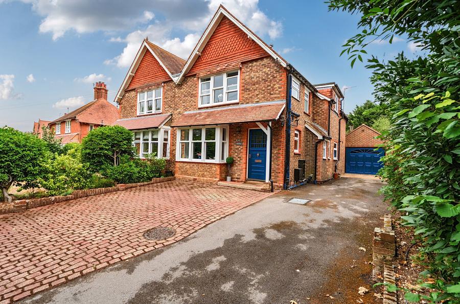4 bedroom  semi-detached house for sale