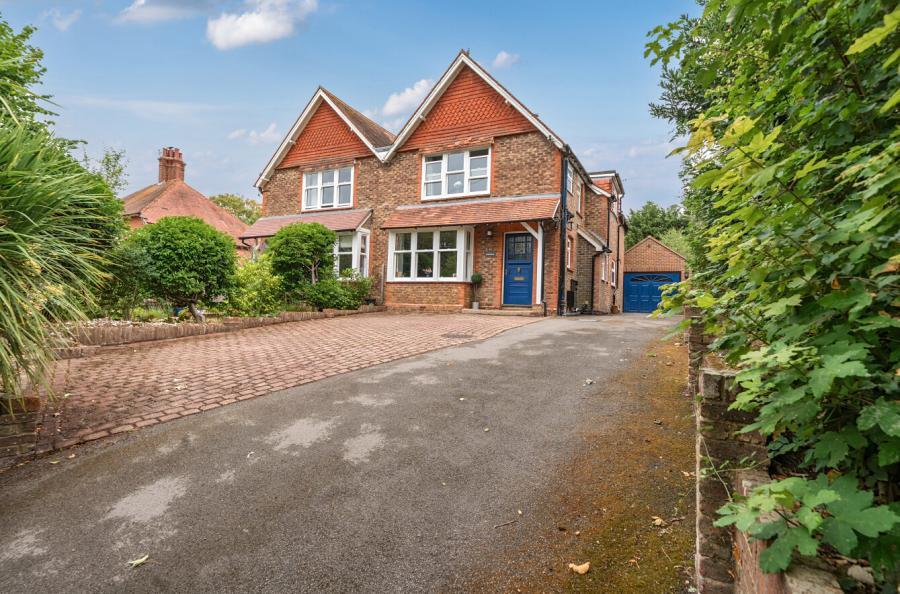 4 bedroom  semi-detached house for sale