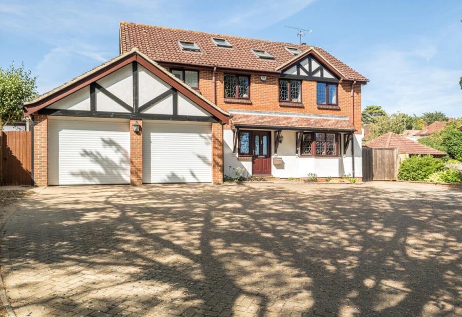 5 bedroom  detached house for sale