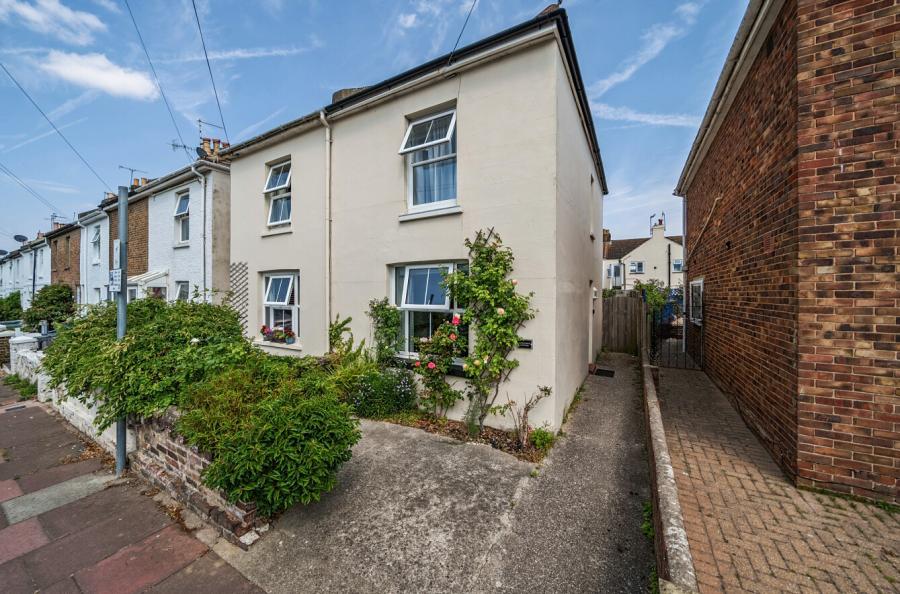 2 bedroom  semi-detached house for sale