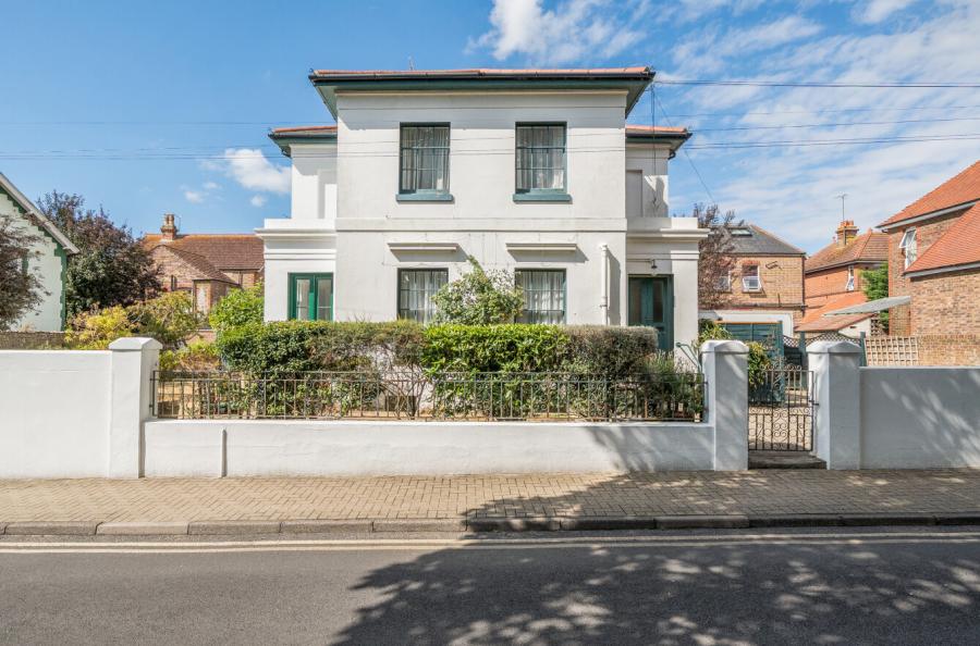 5 bedroom  detached house for sale