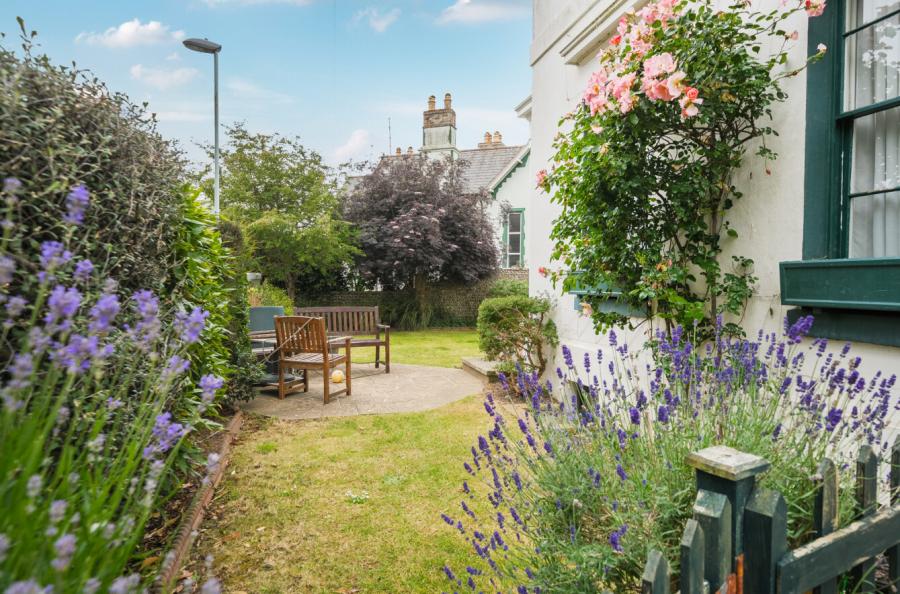 5 bedroom  detached house for sale