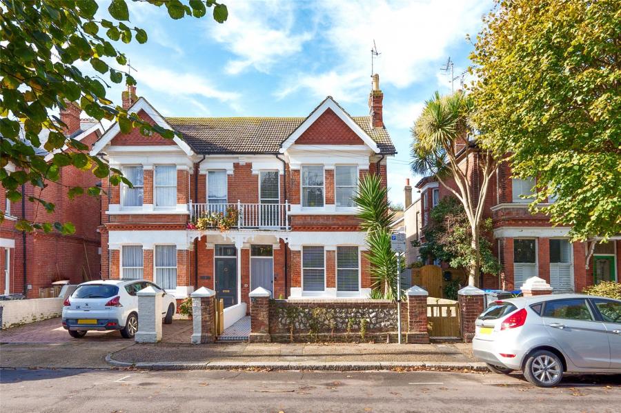 5 bedroom  semi-detached house for sale
