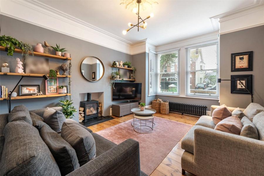5 bedroom  semi-detached house for sale