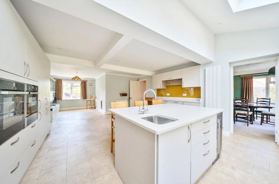 5 bedroom  detached house for sale