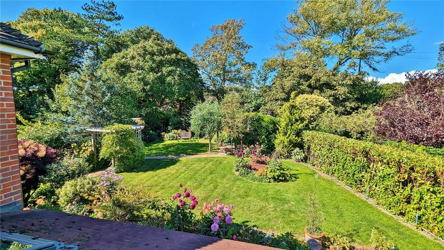 5 bedroom  detached house for sale