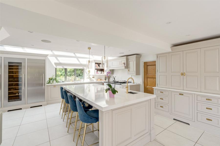 5 bedroom  detached house for sale