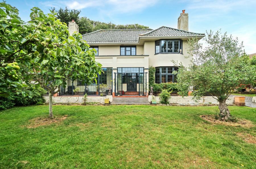 5 bedroom  detached house for sale