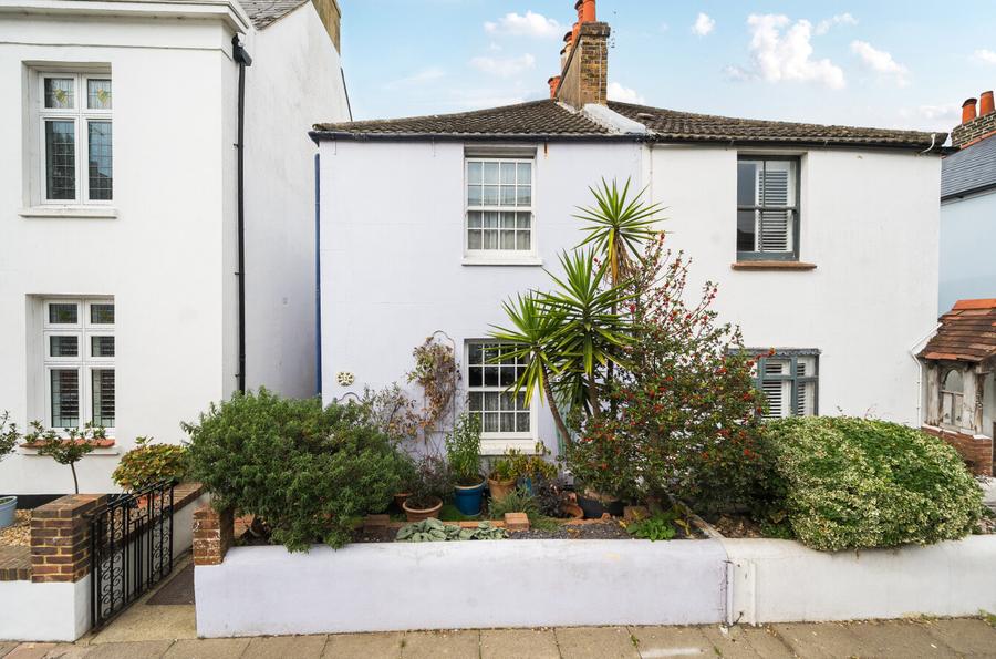 2 bedroom  semi-detached house for sale