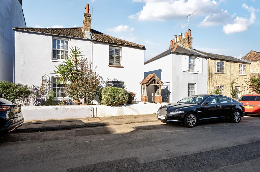 2 bedroom  semi-detached house for sale