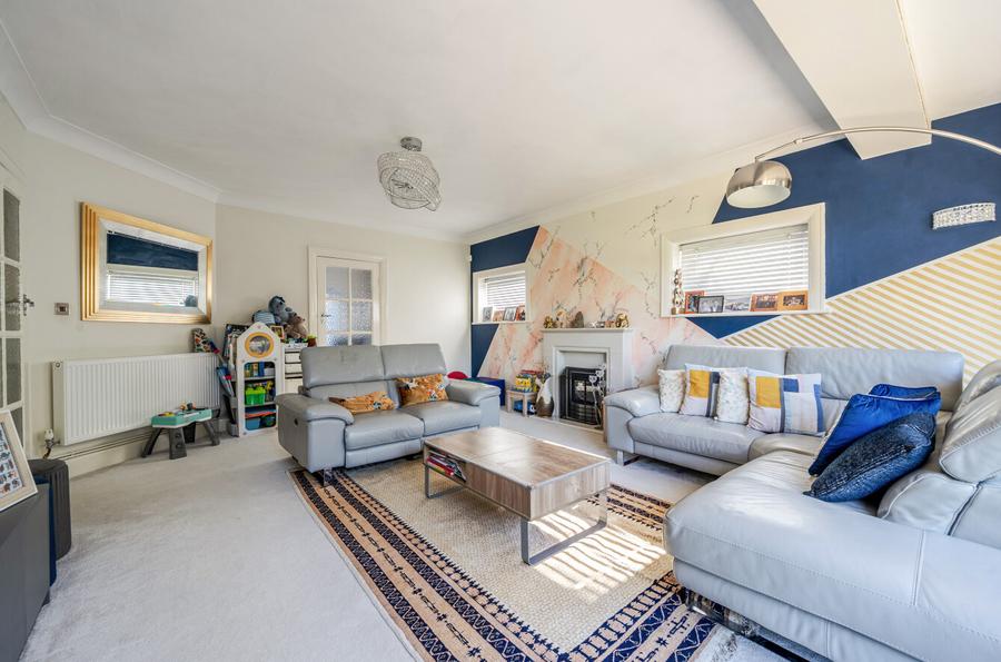 5 bedroom  detached house for sale