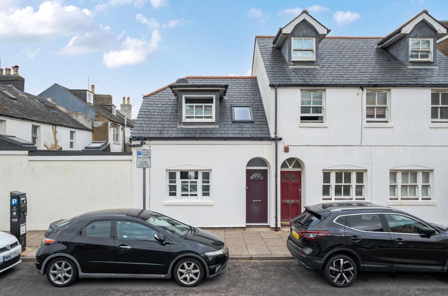 2 bedroom  terraced house for sale