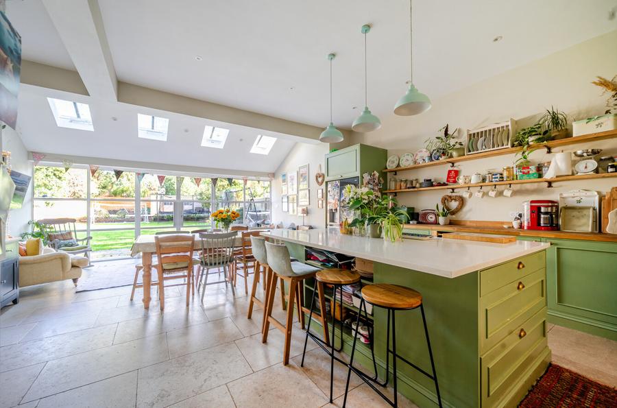 6 bedroom  detached house for sale
