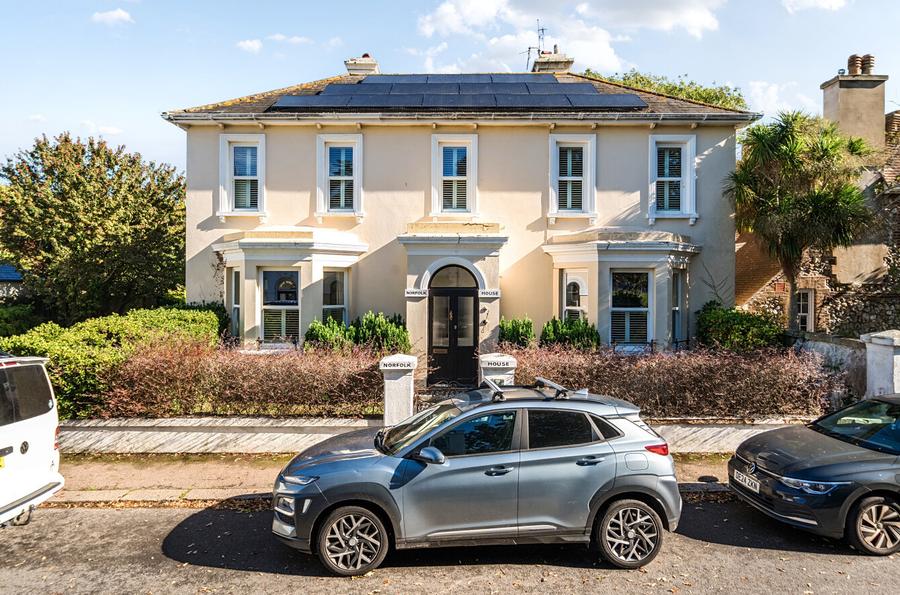 6 bedroom  detached house for sale
