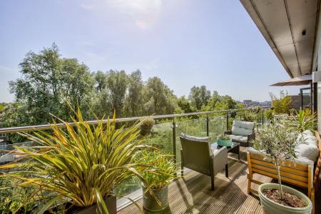 Knaresborough Drive, Earlsfield, London, SW18