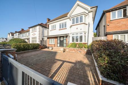 Tillingbourne Gardens, Finchley Central, London, N3