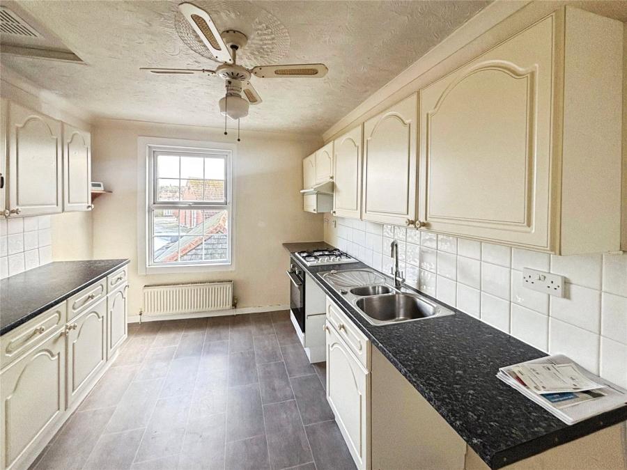 2 bedroom apartment to rent - Holyrood Street, Newport, PO30